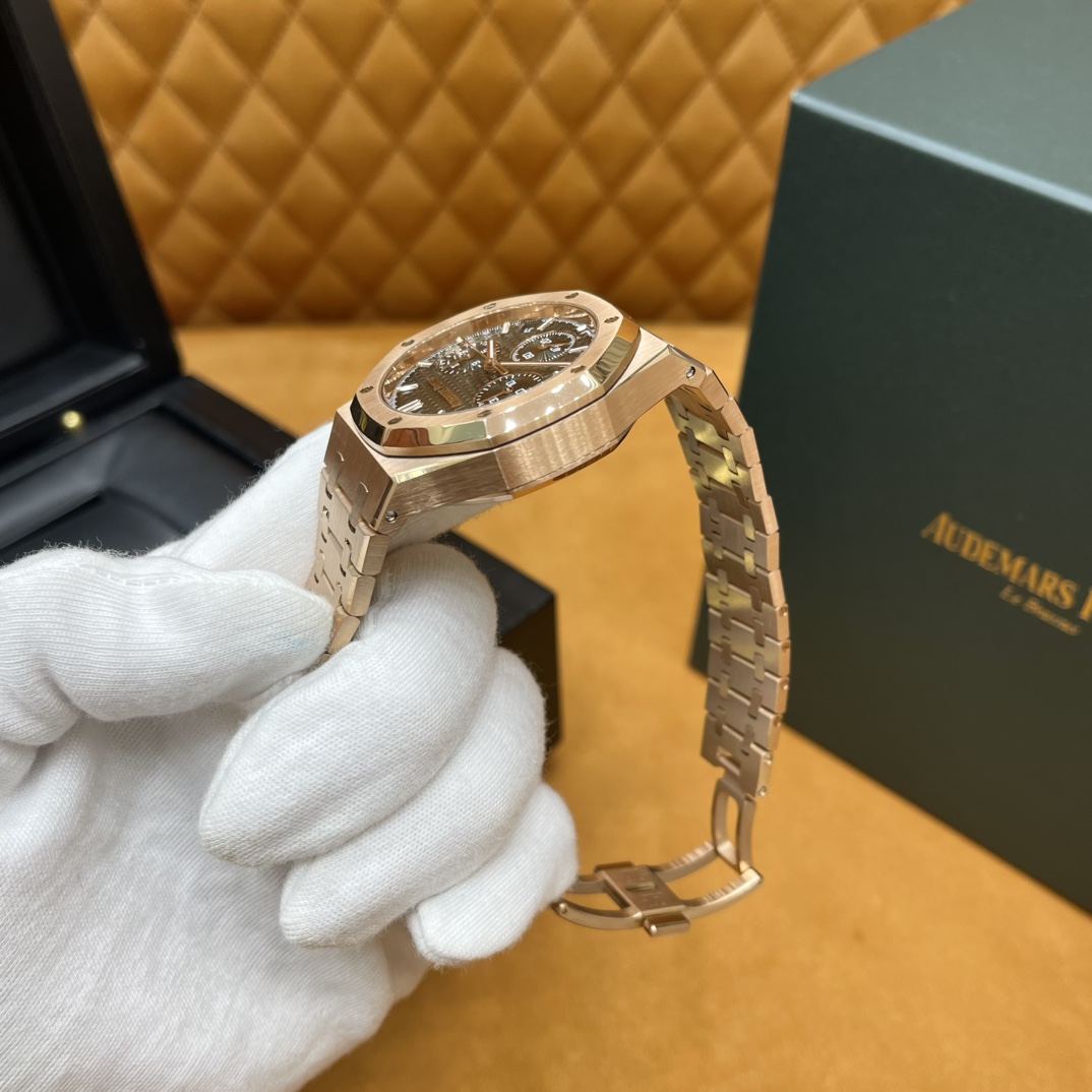 Audemars Piguet Royal Oak Chronograph - Image 4